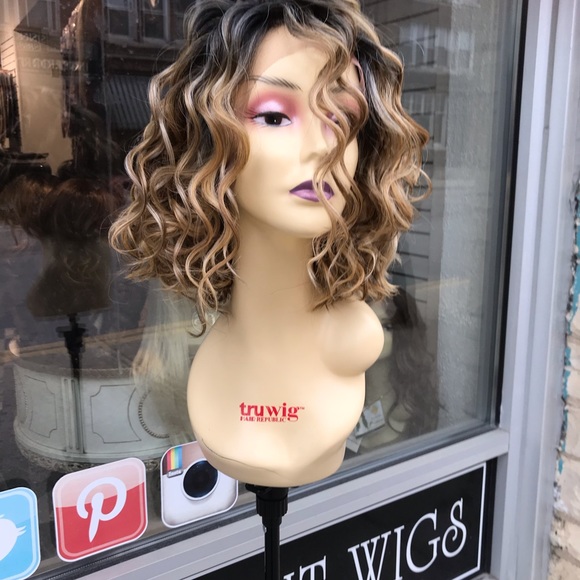 Ash blonde curly bob 4X4 Freepart ombré wig 2020 - Picture 5 of 8